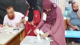 বরিশালে ভোটকেন্দ্র গুলো আইন শৃঙ্খলা বাহিনীর কঠোর প্রহরায় অবাধ সুষ্ঠ নিরপেক্ষভাবে ভোট গ্রহন অনুষ্ঠিত হচ্ছে।