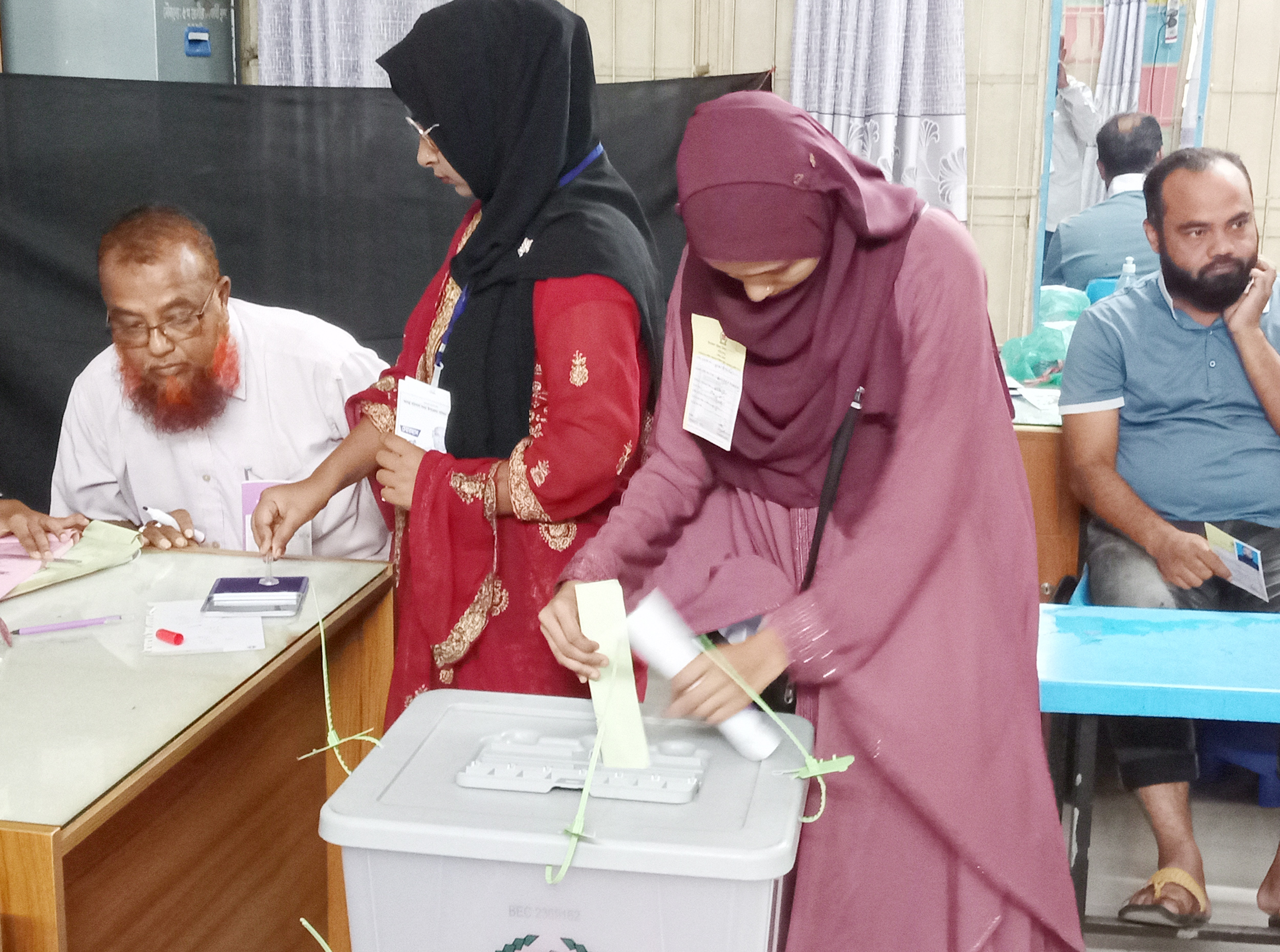 বরিশালে ভোটকেন্দ্র গুলো আইন শৃঙ্খলা বাহিনীর কঠোর প্রহরায় অবাধ সুষ্ঠ নিরপেক্ষভাবে ভোট গ্রহন অনুষ্ঠিত হচ্ছে।