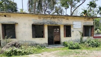 লালমোহনে কমিউনিটি ক্লিনিক নিজেই রোগী