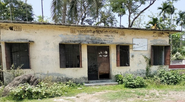 লালমোহনে কমিউনিটি ক্লিনিক নিজেই রোগী