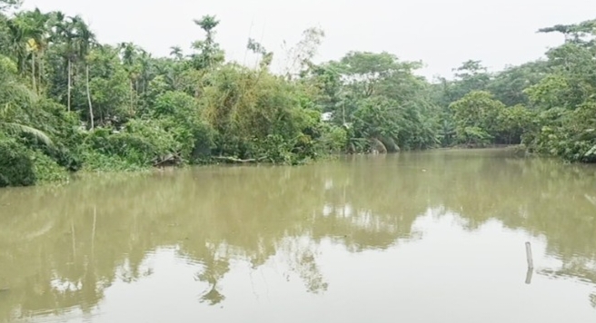 লালমোহনে ঘূর্ণিঝড় রেমালের প্রভাবে ভেসে গেছে কোটি টাকার মাছ