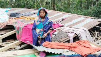 মাথা গোঁজার ঠাঁই হারিয়ে অসহায় রুমা