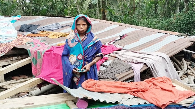 মাথা গোঁজার ঠাঁই হারিয়ে অসহায় রুমা