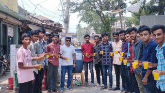 তাপদাহে তৃষ্ণার্তদের স্বস্তি দিতে কলেজ শিক্ষকের ব্যতিক্রমী উদ্যোগ