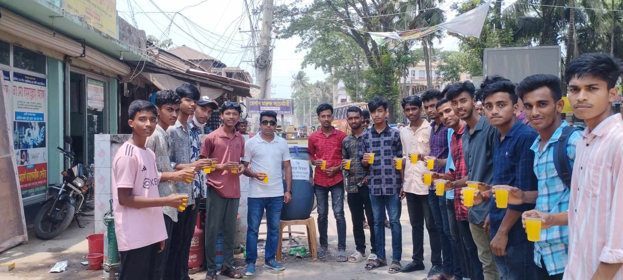 তাপদাহে তৃষ্ণার্তদের স্বস্তি দিতে কলেজ শিক্ষকের ব্যতিক্রমী উদ্যোগ