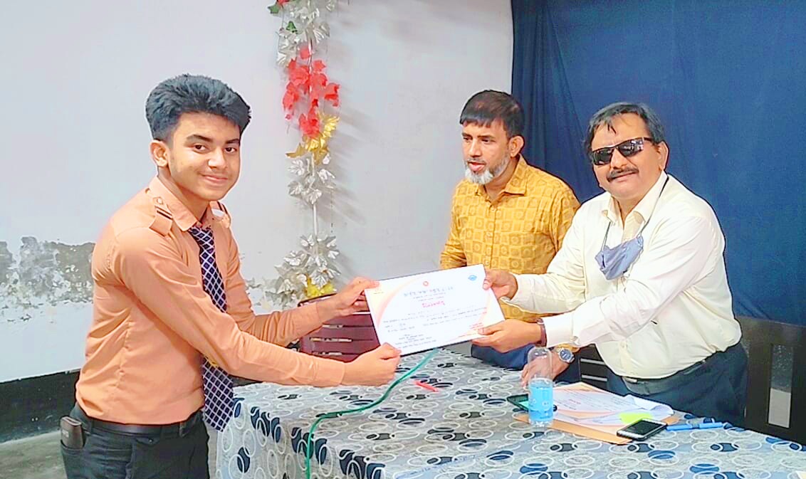 বিতর্ক প্রতিযোগিতায় বিভাগীয় পর্যায়ে হা-মীম রেসিঃ স্কুল অ্যান্ড কলেজের শিক্ষার্থী তামিমের প্রথম স্থান অর্জন