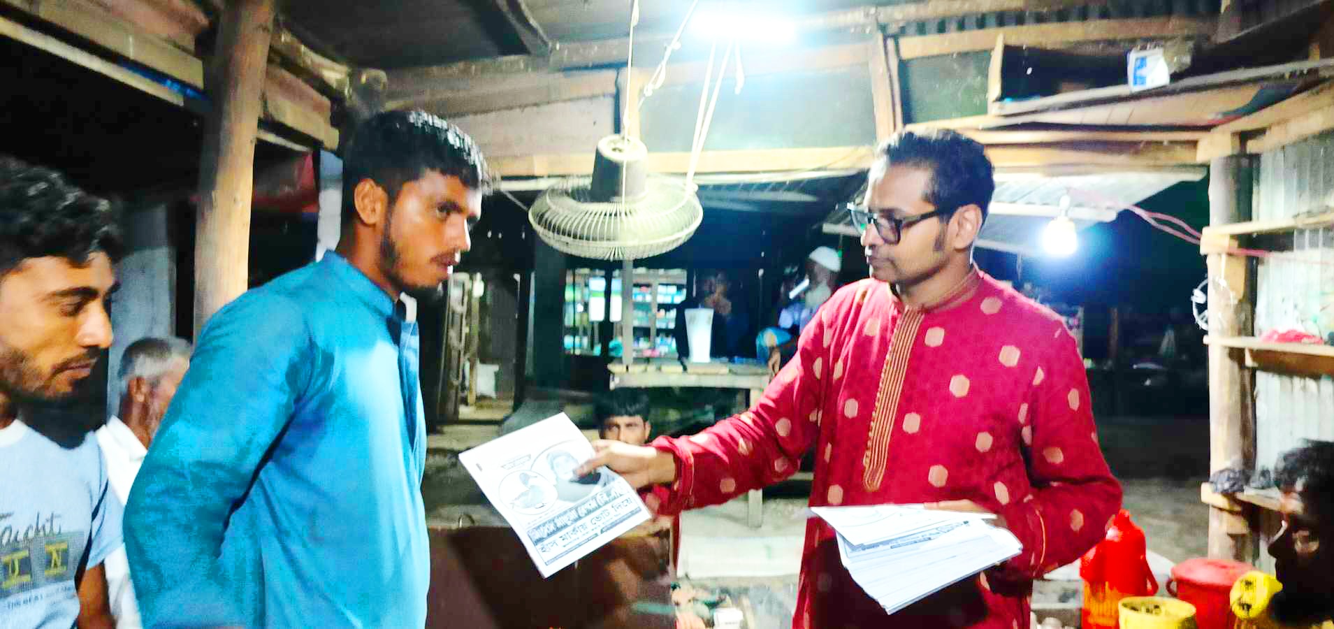 উপজেলা মহিলা ভাইস চেয়ারম্যান পদে মায়ের বিজয় সুনিশ্চিতে ভোটারদের দ্বারেদ্বারে সন্তানের ভোট প্রার্থনা