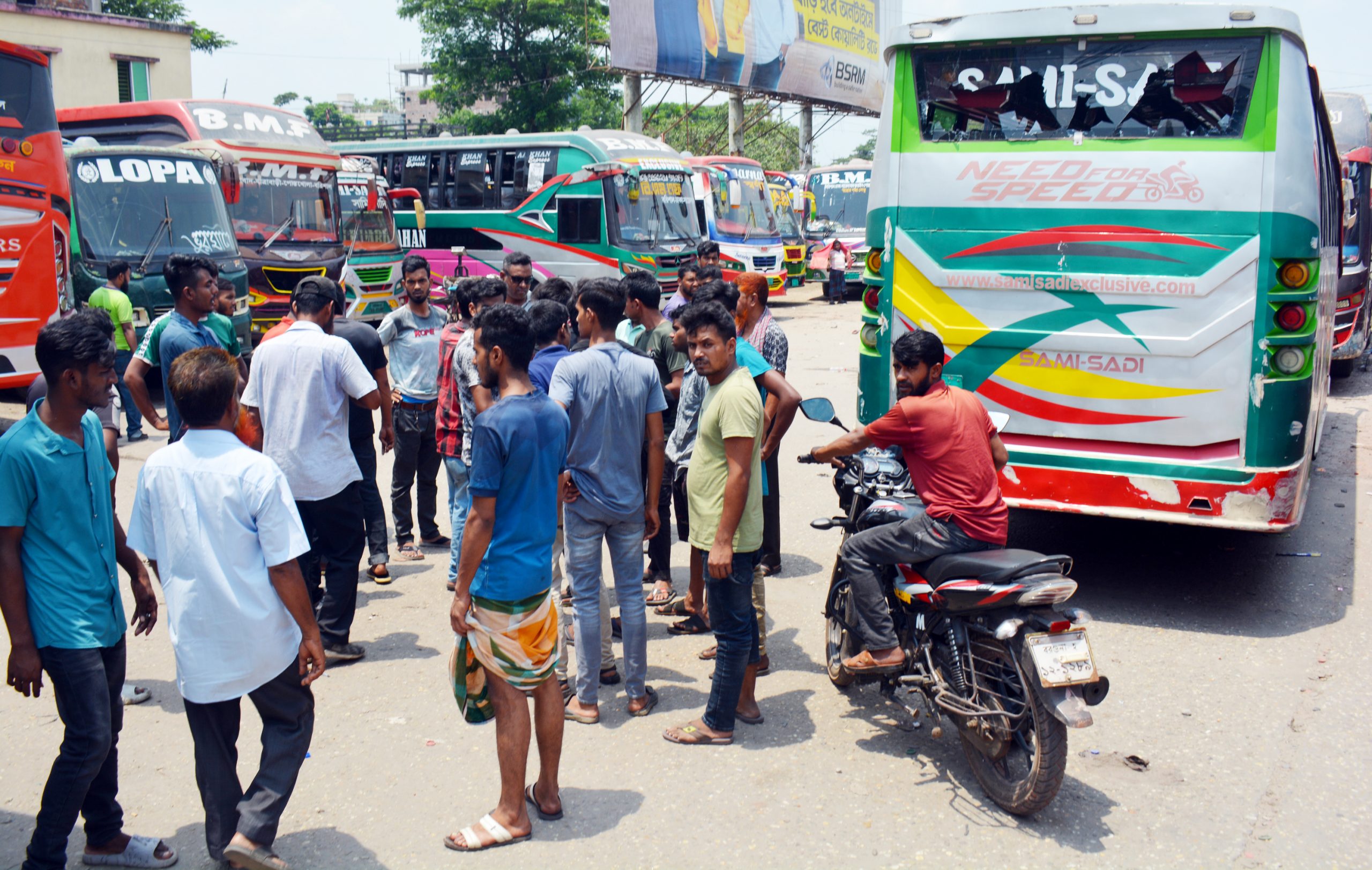 বরিশালে ৮ঘন্টা বন্ধ থাকার পর অভ্যন্তরীন ও দুরপাল্লার বাস চলাচল শুরু