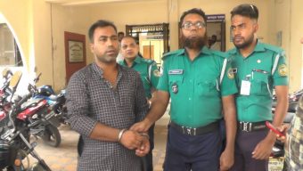 বরিশালে সংবাদ সংগ্রহকালে সাংবাদিকদের উপর আনারস সমর্থকদের হামলা, ইউপি সদস্য গ্রেফতার