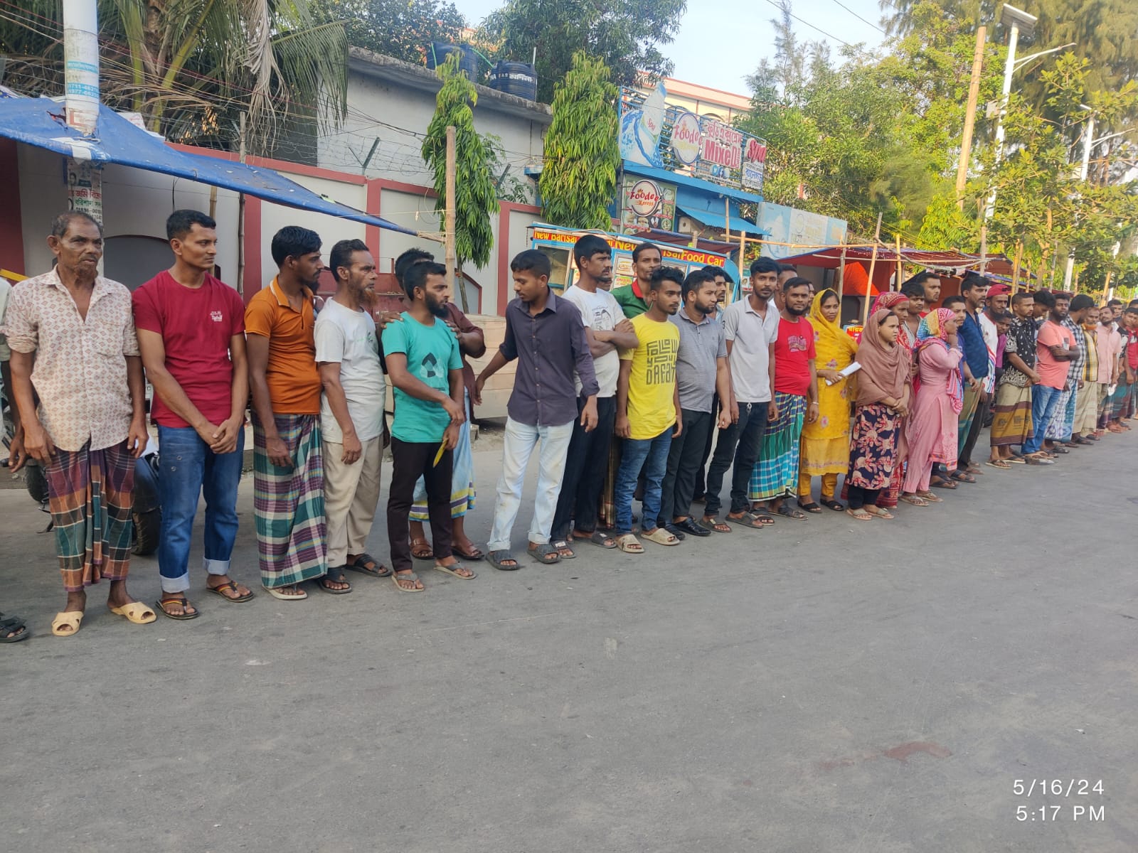 লাদেন ও তানিয়ার বিরুদ্বে বঙ্গবন্ধু উদ্যানে ব্যাবসায়ীদের মানববন্ধন