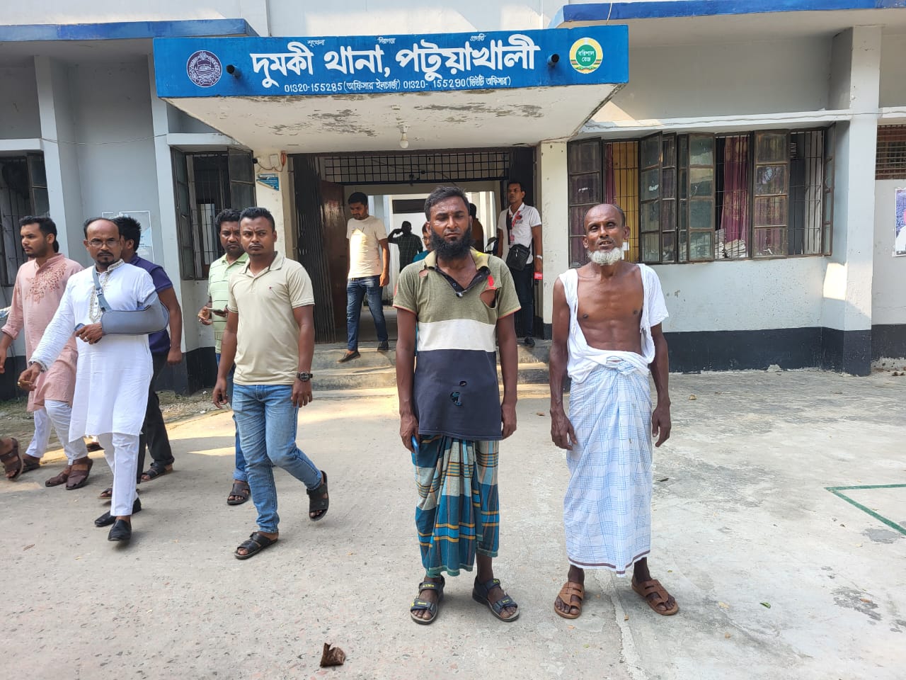 দুমকি উপজেলা নির্বাচনে মাল্টা কাওসার এর হামলার স্বীকার আনারস কর্মী