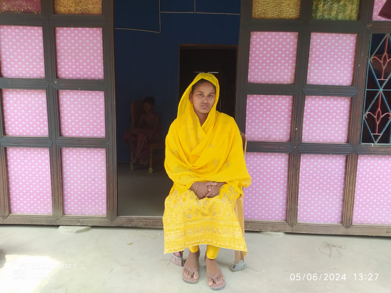 প্রেমিকের বাড়িতে দুই সন্তানের জননীর অনশন