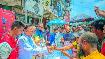 চরফ্যাশনে শ্রমজীবী মানুষের মঝে বিশুদ্ধ পানি ও এনার্জি ড্রিংক বিতরন