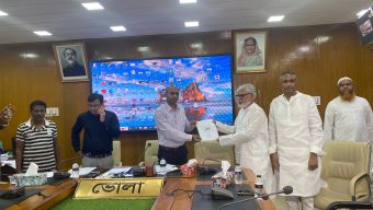 চরফ্যাশনে প্রার্থীদের মাঝে প্রতীক বরাদ্দ