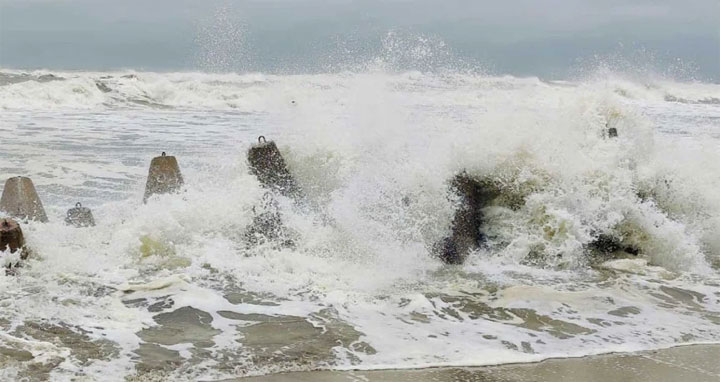সন্ধ্যায় খেপুপাড়া দিয়ে উপকূল অতিক্রম করতে পারে ঘূর্ণিঝড় ‘রেমাল’