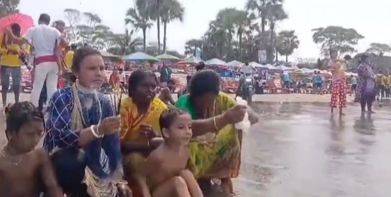 কুয়াকাটা সমুদ্র সৈকতে সনাতন ধর্মাবলম্বীদের গঙ্গাস্নান অনুষ্ঠিত