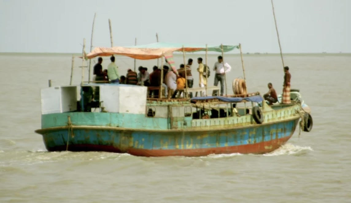 মনপুরা-তজুমদ্দিন রুটে ছোট ট্রলারে যাত্রি পারাপার, বিভাগীয় কমিশনারের কাছে অভিযোগ