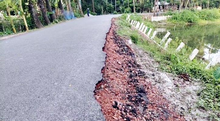 বরগুনায় ৭ কোটি টাকায় চার কিমি সড়ক নির্মাণ, হস্তান্তরের আগেই ভাঙন