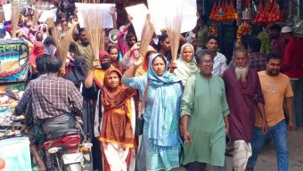 কলাপাড়ায় ওসির অপসারণ দাবিতে ঝাড়ু মিছিল