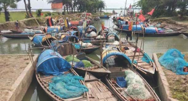 নদীতে আশানুরূপ মাছ না পেয়ে দশমিনায় হতাশ জেলেরা