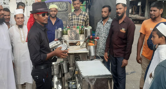 ভোলায় চানাচুর বিক্রেতা ‘মাইকেল জ্যাকসন’