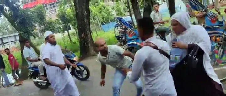 দশমিনায় স্বামীর মামলায় জামিন পাওয়া স্ত্রীকে আদালত চত্বরে মারধর