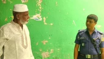 কেন্দ্রে ঢুকতে না পেরে পুলিশকে হুমকি দিয়ে সটকে পড়লেন আ. লীগ নেতা