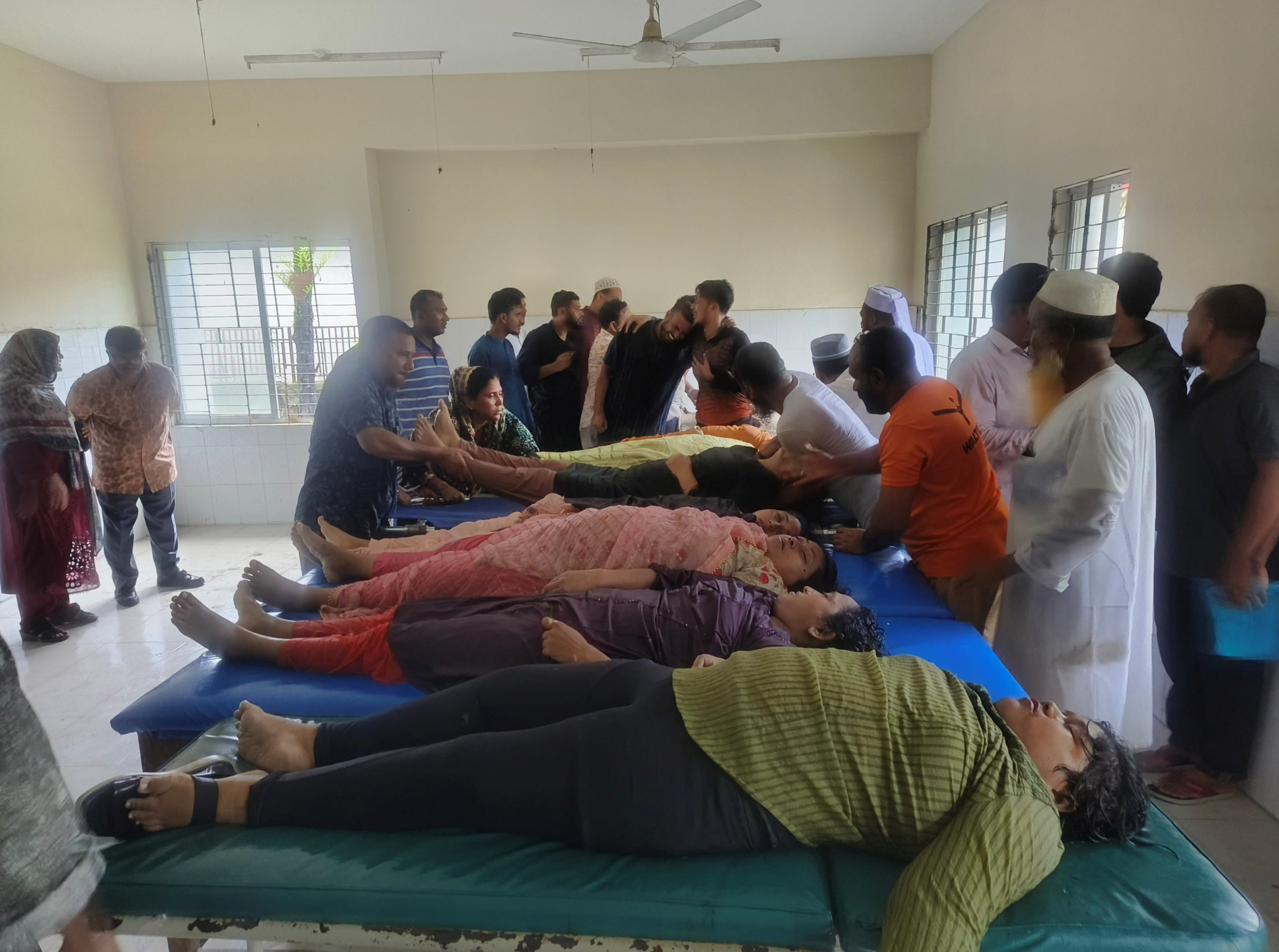 আমতলীতে মাইক্রোসসহ সেতু ধসে খালে ৯জনের লাশ উদ্ধার