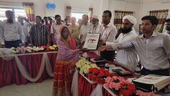 আমতলীতে ঘর পেল ১০০ ভূমিহীন পরিবার
