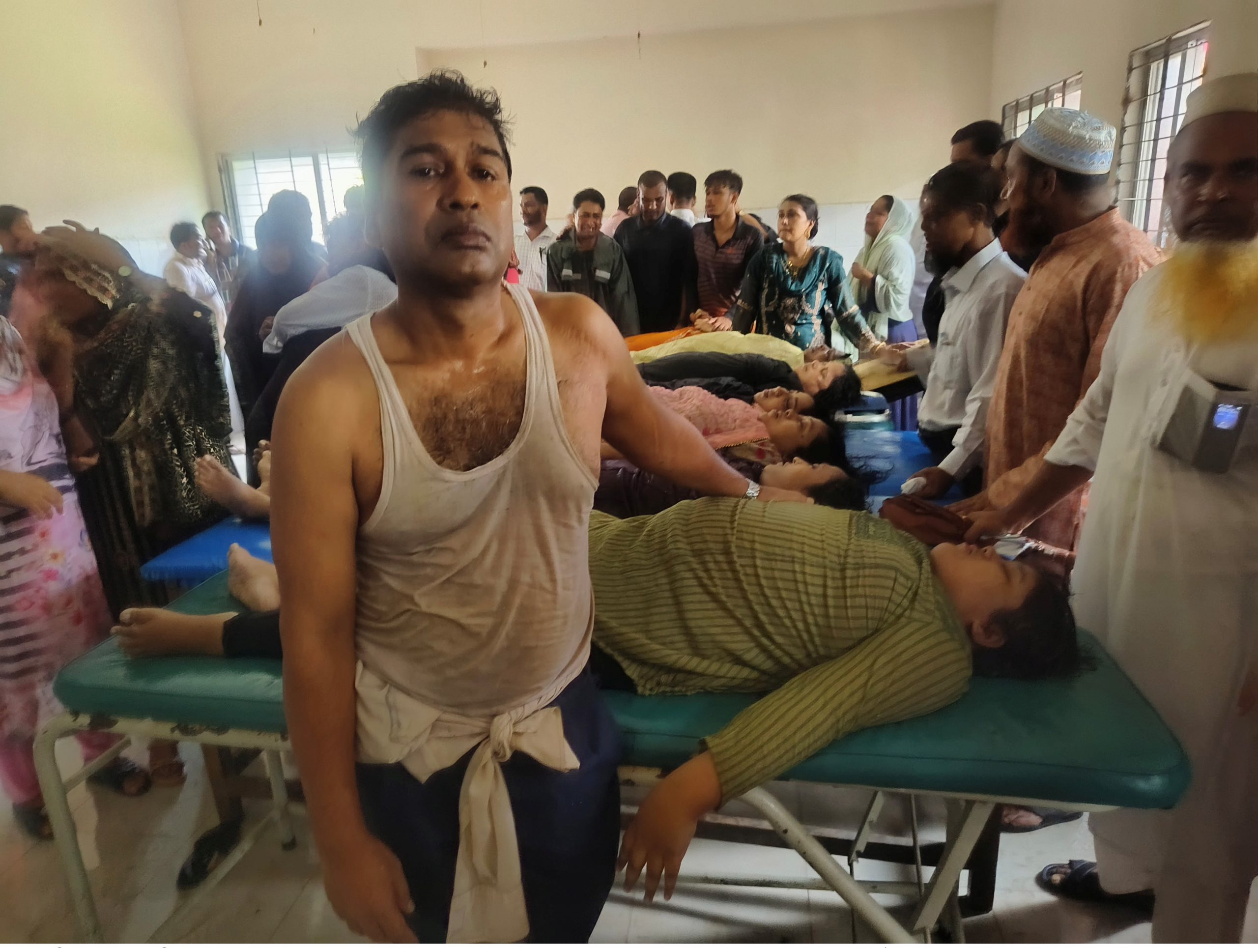 আমার আর কেউ রইলোনা, কি নিয়া আমি বাচমু, আমারও মইর‌্যা যাওয়া ভালো ছিলো