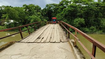 ঝুঁকিপূর্ন লোহার সেতুতে ৫০ হাজার মানুষের দুর্ভোগ