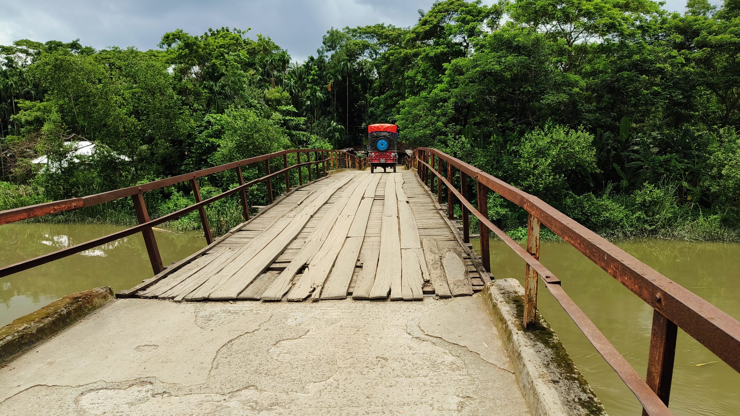 ঝুঁকিপূর্ন লোহার সেতুতে ৫০ হাজার মানুষের দুর্ভোগ