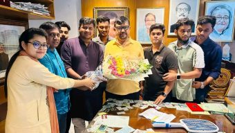 ঢাকাস্থ লালমোহন স্টুডেন্টস্ ইউনিয়নের নতুন কমিটির পক্ষ থেকে এমপি শাওনকে ফুলেল শুভেচছা