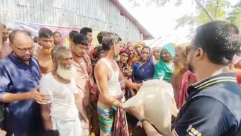 লালমোহনে দুর্গম চরের বাসিন্দাদের মাঝে শুকনো খাবার বিতরণ
