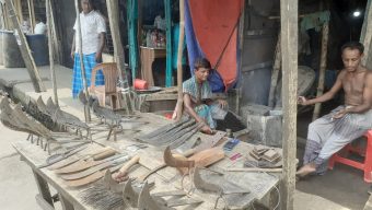 লালমোহনে ঈদুল আজহাকে সামনে রেখে টুংটাং শব্দে ব্যস্ত কামার’রা