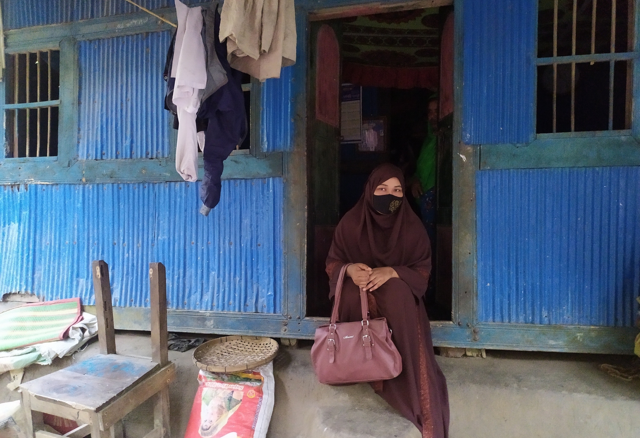 নলছিটিতে স্ত্রীর স্বীকৃতির দাবিতে স্বামীর বাড়িতে গৃহবধূর অনশন