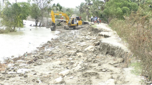 শেষ হয়নি রিমালে ভেঙে যাওয়া বাঁধ সংস্কার, আতঙ্কে মনপুরাবাসী