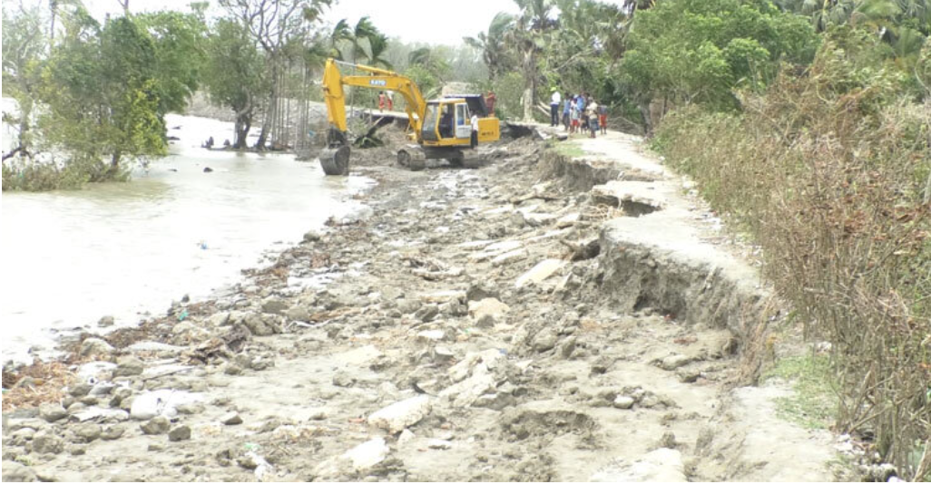 শেষ হয়নি রিমালে ভেঙে যাওয়া বাঁধ সংস্কার, আতঙ্কে মনপুরাবাসী