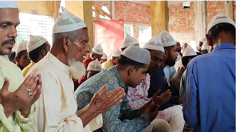 পটুয়াখালীতে চানটুপি অনুসারীদের ঈদের জামাত সম্পন্ন