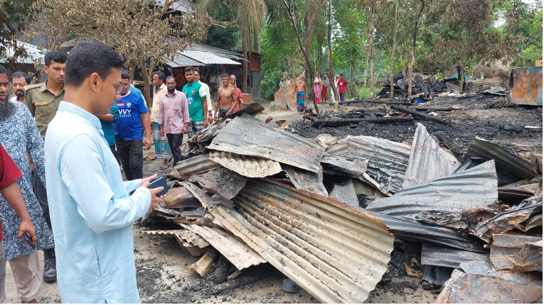 ঈদের রাতে আ.লীগ নেতার বাড়িতে আগুন