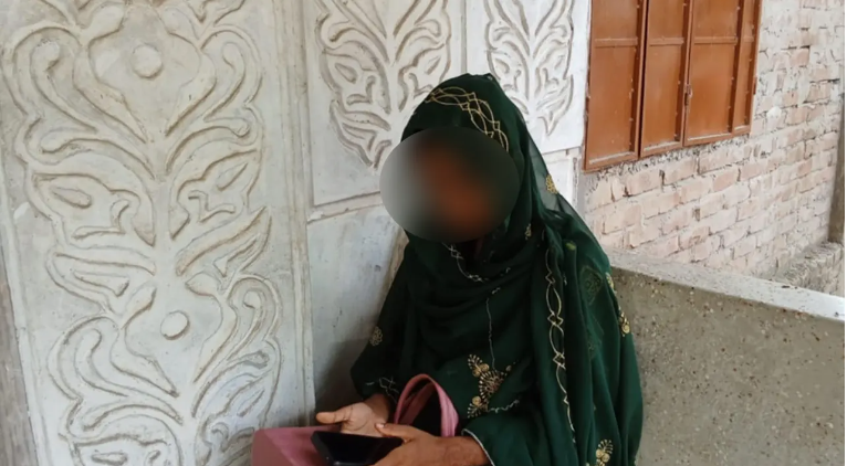 পটুয়াখালীতে বিয়ের দাবিতে কাওসারের বাড়িতে তরুণী