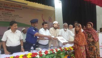 লালমোহনে গৃহহীনদের পক্ষ থেকে প্রধানমন্ত্রী শেখ হাসিনার প্রতি এমপি শাওনের কৃতজ্ঞতা প্রকাশ