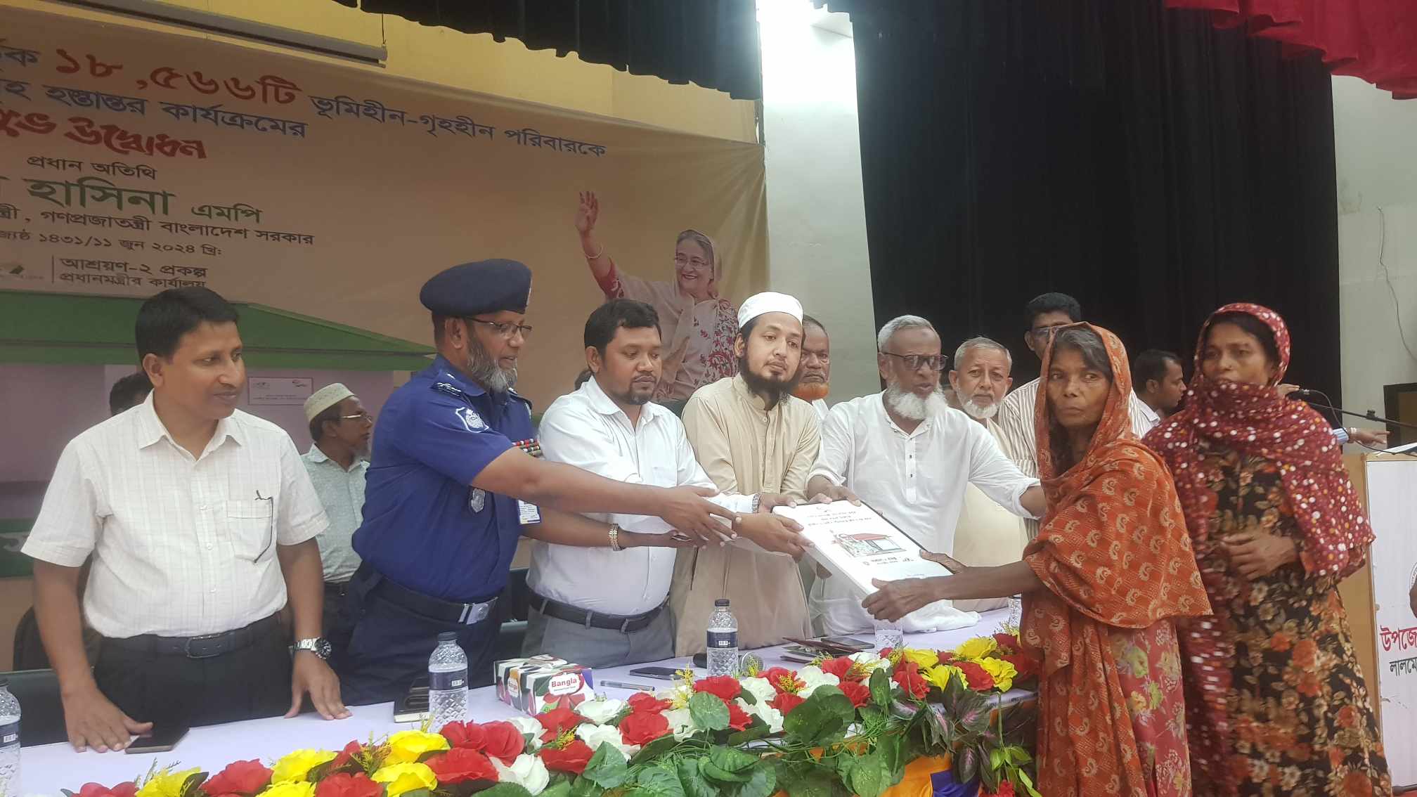 লালমোহনে গৃহহীনদের পক্ষ থেকে প্রধানমন্ত্রী শেখ হাসিনার প্রতি এমপি শাওনের কৃতজ্ঞতা প্রকাশ