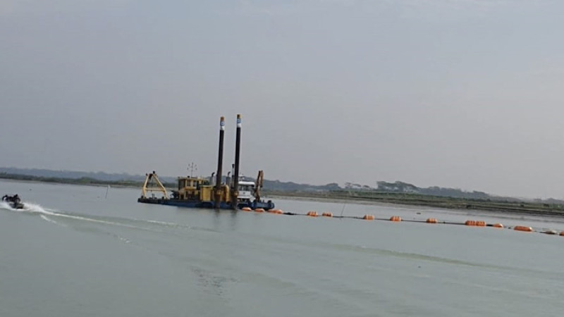 ভোলার মেঘনা নদীতে ড্রেজার ডুবে ৫ শ্রমিক নিখোঁজ