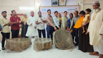 আমতলীতে এনএসএস ও ওয়ার্ল্ড ভিশনের ৪১৪০টি হাঁস বিতরন