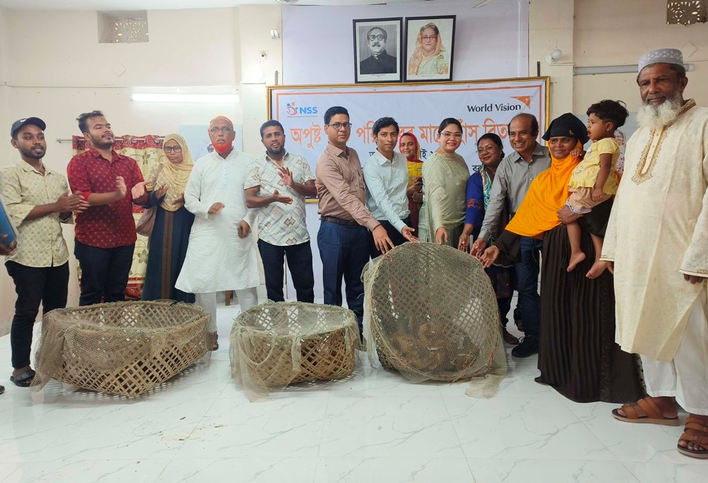 আমতলীতে এনএসএস ও ওয়ার্ল্ড ভিশনের ৪১৪০টি হাঁস বিতরন