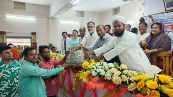 আমতলীতে ৬৭০০ জন কৃষক পেল বিনামূল্যে নারিকেল চারা, ধানবীজ ও সার
