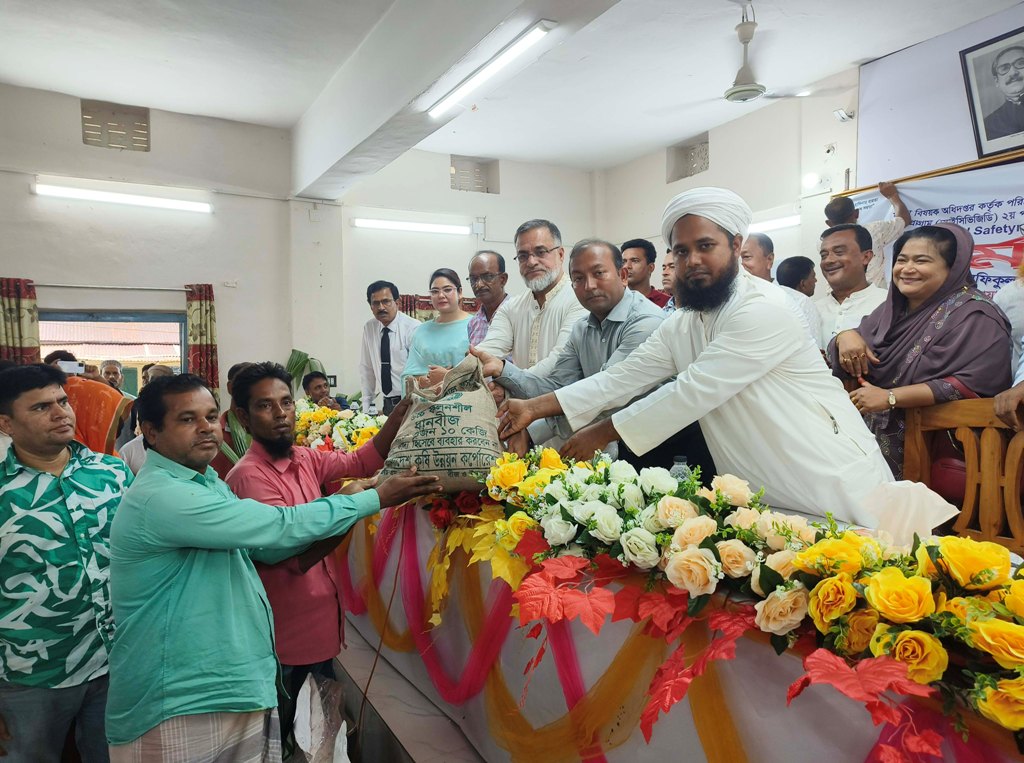 আমতলীতে ৬৭০০ জন কৃষক পেল বিনামূল্যে নারিকেল চারা, ধানবীজ ও সার