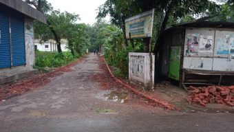 লালমোহনে নিম্নমানের ইট দিয়ে চলছে পৌরসভার সড়কের কাজ