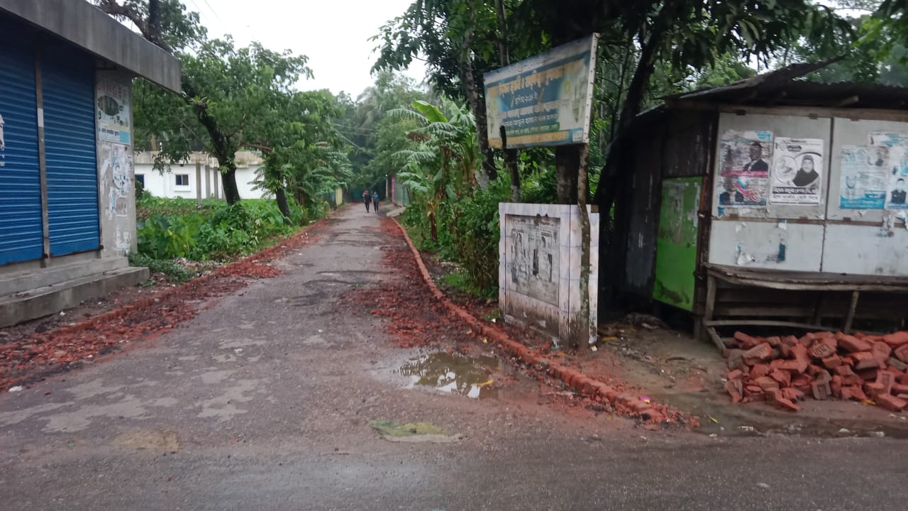 লালমোহনে নিম্নমানের ইট দিয়ে চলছে পৌরসভার সড়কের কাজ